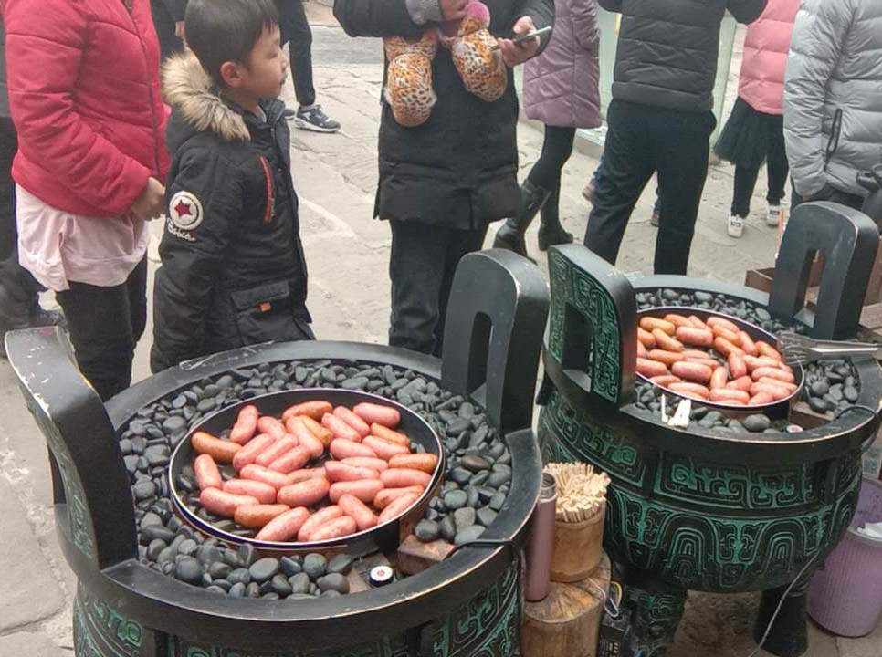 漢(han)伯(bo)尅(ke)石鍋烤(kao)腸貴陽(yang)廟會倍受歡(huan)迎